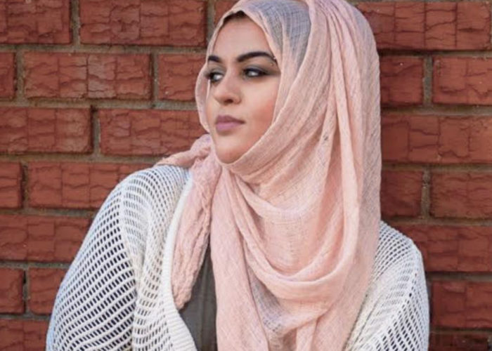 Amani Al-Khatahtbeh, discriminée et contrainte de retirer son foulard à l’aéroport de Nice