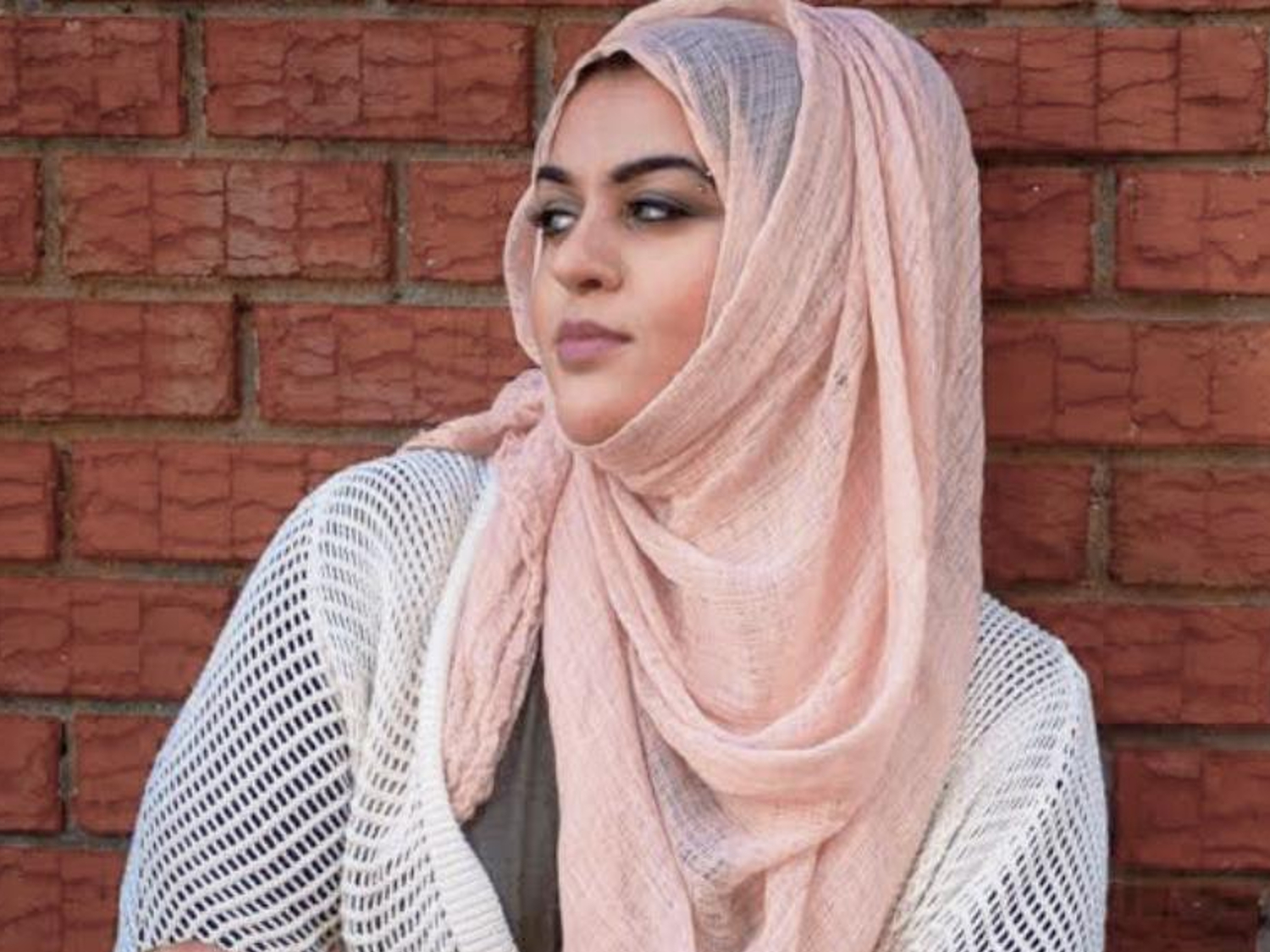 Amani Al-Khatahtbeh, discriminée et contrainte de retirer son foulard à l’aéroport de Nice
