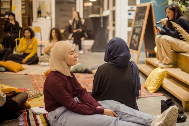 [📸LallabDay #17] 

⭐️Découvrez la suite des photos du LallabDay #17 qui a eu le 12 & 13 octobre dernier !

🖼️ Nous avons aussi réalisé une fresque collective où nous avons incarné nos valeurs communes – justice, liberté, bienveillance, solidarité, beauté, joie et audace – en nous racontant à travers nos récits individuels. Ces récits ont ensuite pris vie dans une œuvre collective, reflet de ce que nous sommes et de ce que nous voulons construire ensemble.

📸 : @dalal.tmr

#lallab #Lallabday #Lallas #feministe #antiraciste #islamophobie