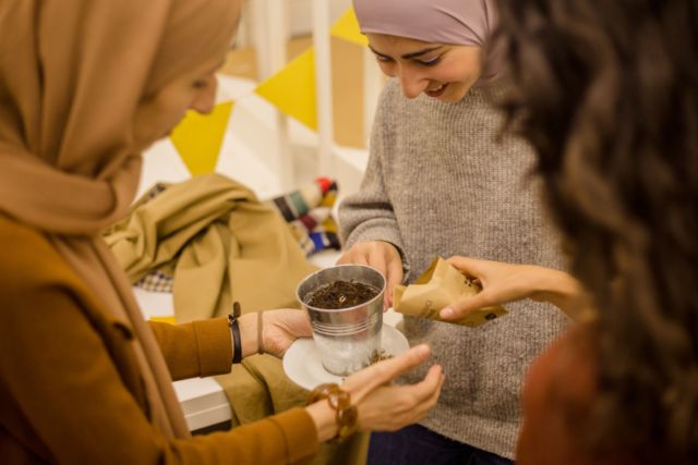 [📸LallabDay #17] 

⭐️Découvrez la suite des photos du LallabDay #17 qui a eu le 12 & 13 octobre dernier !

💎 Entre formations et échanges, nous avons appris les unes des autres, partagé nos compétences, et organisé des ateliers qui nous ont permis de puiser dans nos ressources pour créer ensemble. Par exemple, nous avons proposé un atelier intitulé "Nos joyaux spirituels". Lors de cet atelier, nous avons exploré nos traditions, héritages et spiritualités pour en extraire les forces qui nous inspirent et nous soutiennent, comme le jalal (grandeur) et le jamal (beauté). Cet espace a permis de mettre en avant les joyaux de nos luttes féministes et antiracistes, et la manière dont ils nourrissent notre courage et notre espoir.

📸 : @dalal.tmr

#lallab #Lallabday #Lallas #feministe #antiraciste #islamophobie